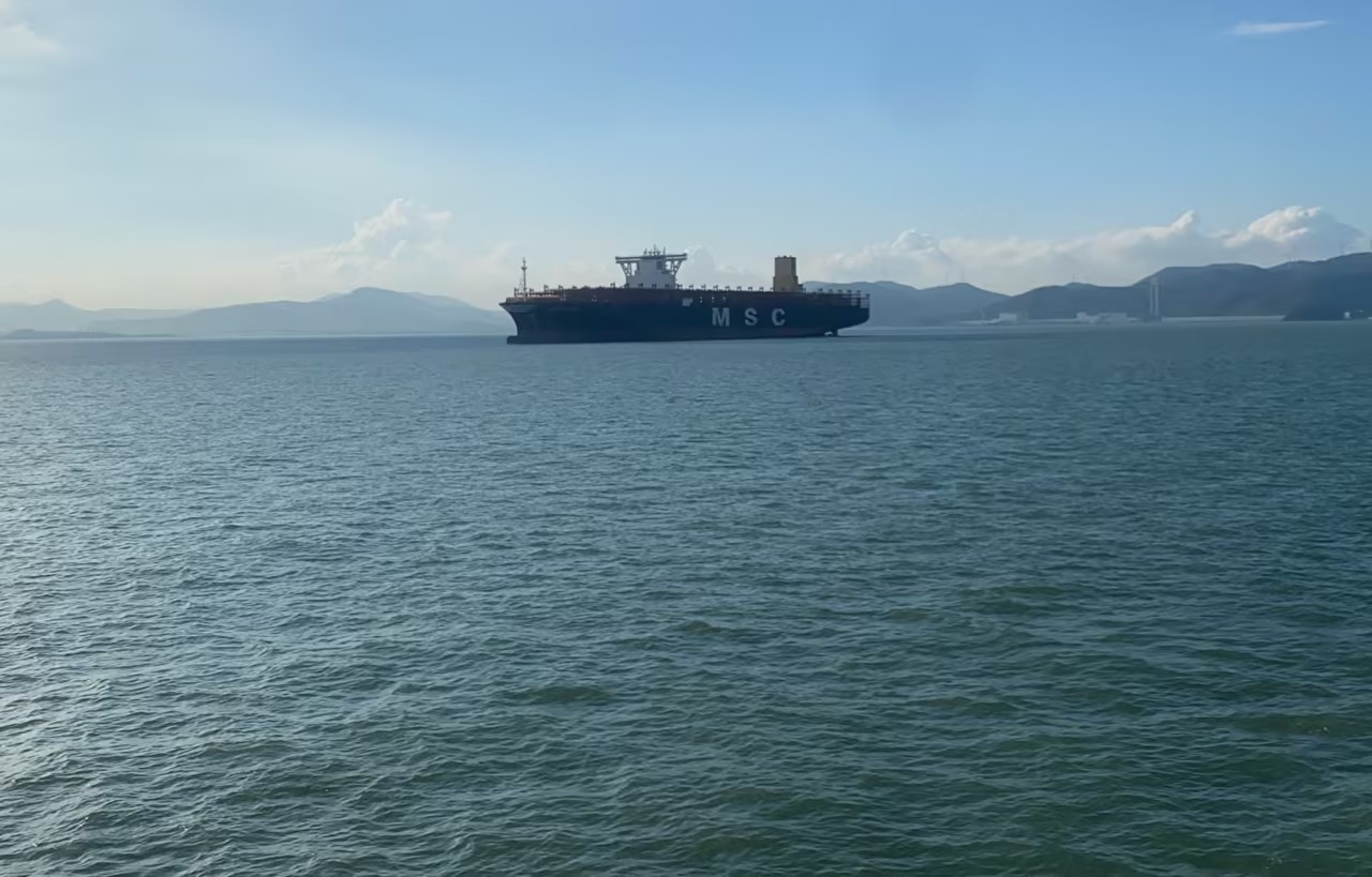 尼科船舶在舟山六横为MSC大型集装箱船提供物料供应服务